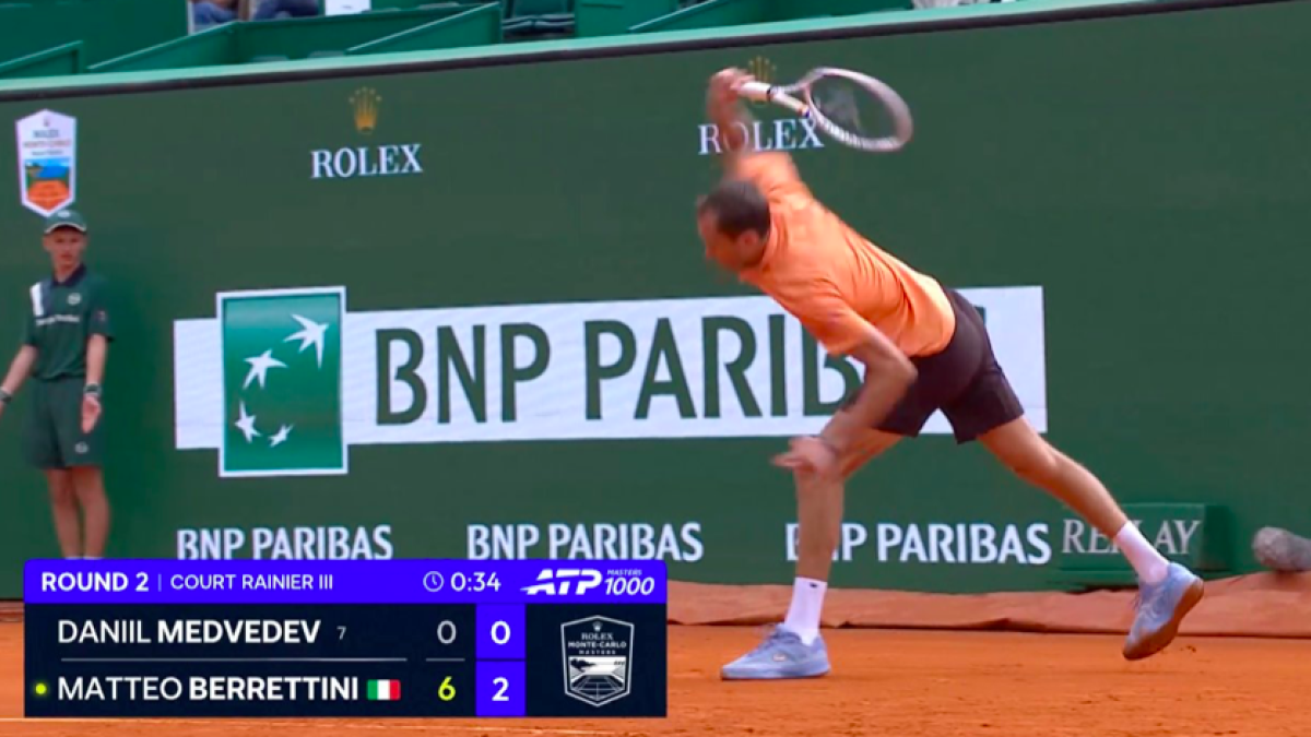 Medvedev foi humilhado mas quem pagou foi a raqueta: o momento de desespero do russo