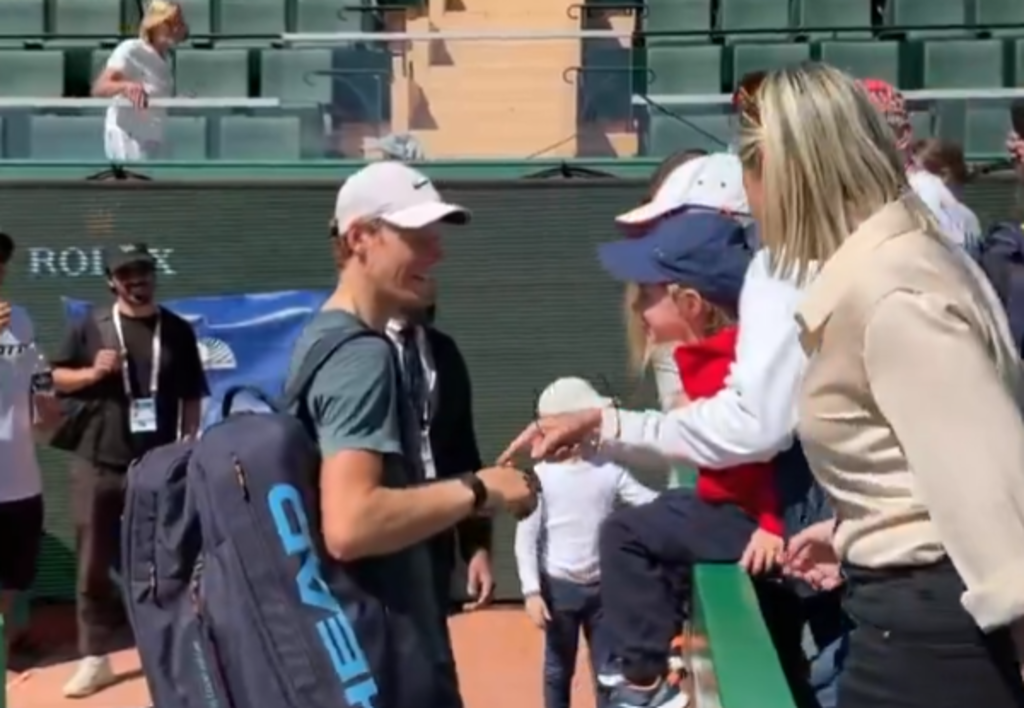 [VÍDEO] O bonito gesto de Sinner com um jovem fã em Monte Carlo