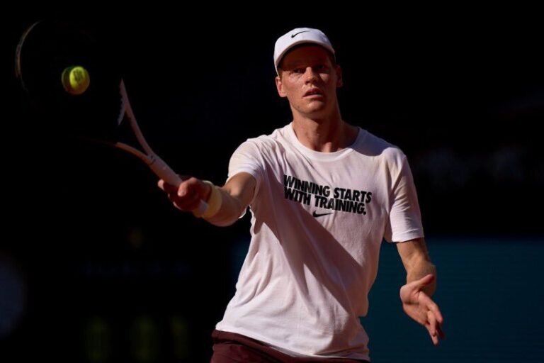 Imprensa italiana avança que Sinner terminou treino em Madrid com dores no ombro