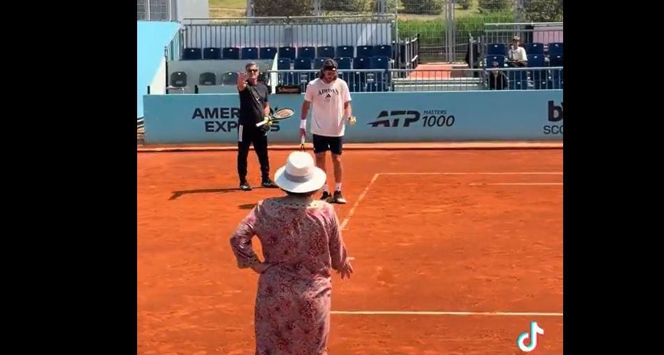 [VÍDEO] A surreal sessão de treinos de Tsitsipas em Madrid com os pais ‘metidos ao barulho’