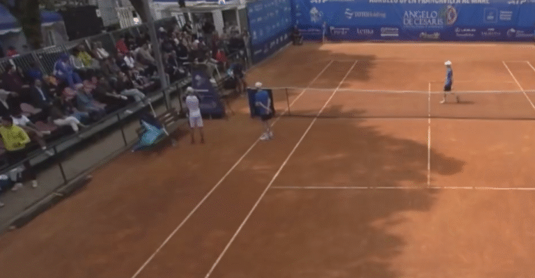 [VÍDEO] Surreal: norte-americano destrói raqueta na cadeira do árbitro após perder encontro com game penalty