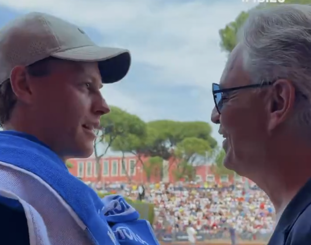 [VÍDEO] Sinner recebeu vista de Andrea Bocelli em pleno treino em Roma