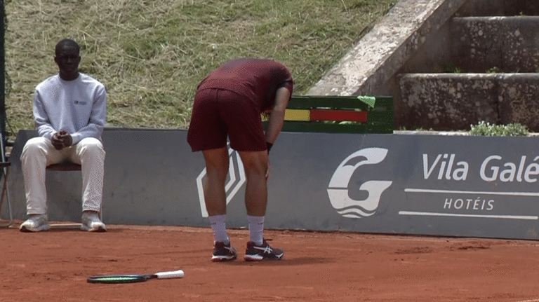 Que azar: Elias lesiona-se com gravidade no set point e desiste frente a Pereira no Oeiras Open