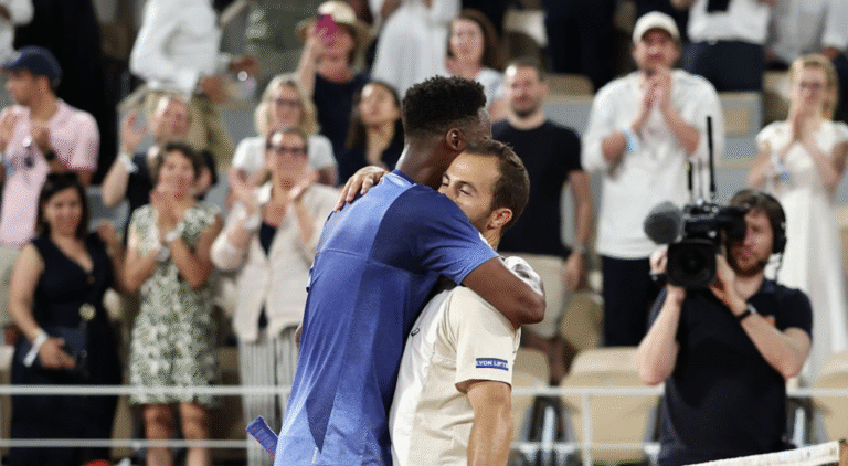 Monfils perde em sessão noturna e diz adeus a Roland Garros pela última vez