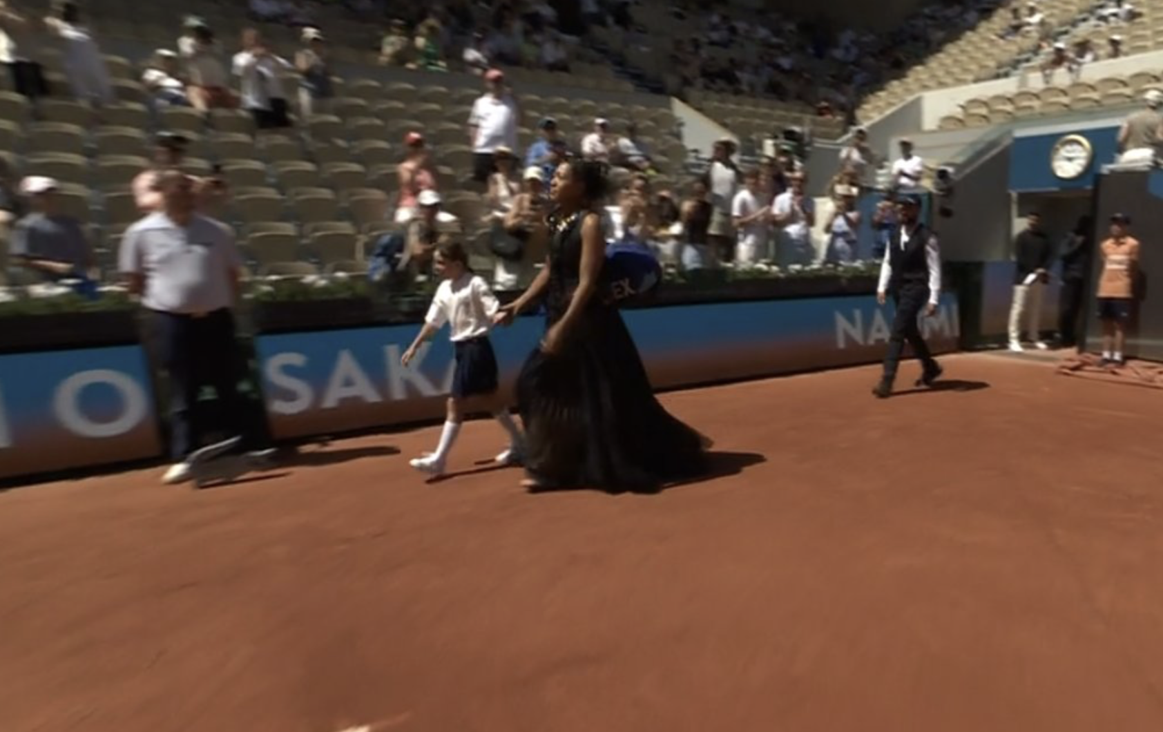 [VÍDEO] Osaka volta a surpreender tudo e todos e entra com vestido de alta costura em Roland Garros
