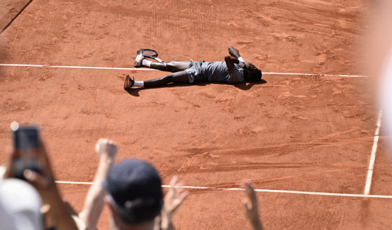 QUE HISTÓRIA! Kouamé resiste a duelo de cinco horas e faz história em Roland Garros