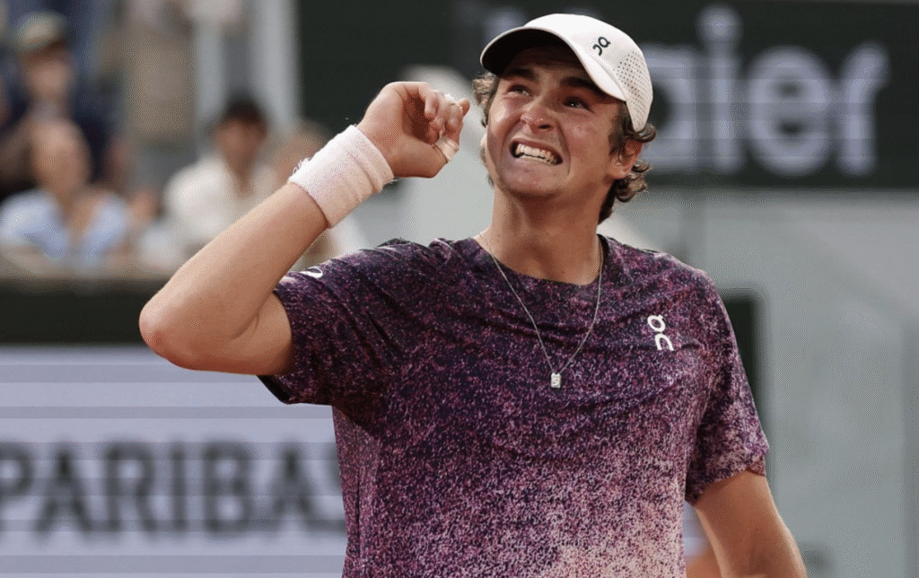 João Fonseca vence Tsitsipas e avança no ATP 1000 do Canadá