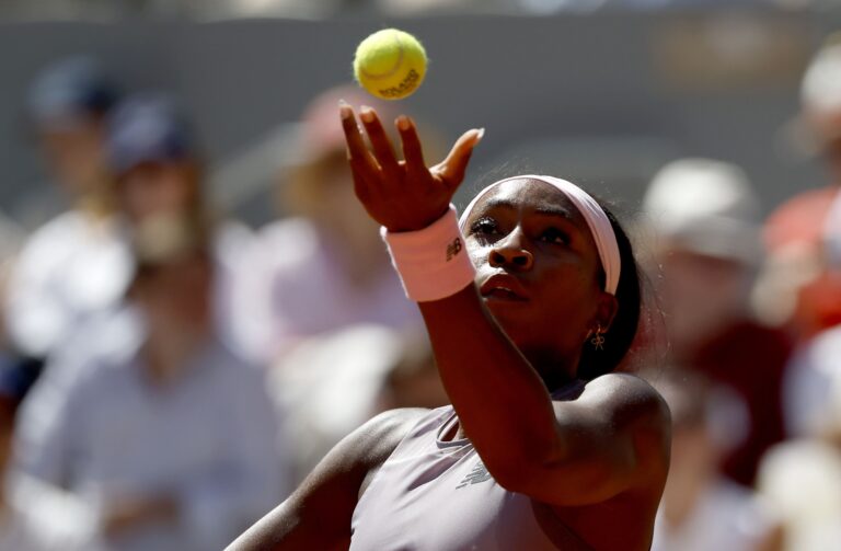 Gauff dá pneu e arranca defesa do título em Roland Garros com vitória fácil