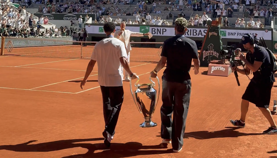 [VÍDEO] PSG levou o troféu da Champions a Roland Garros e… Cobolli não faltou à festa