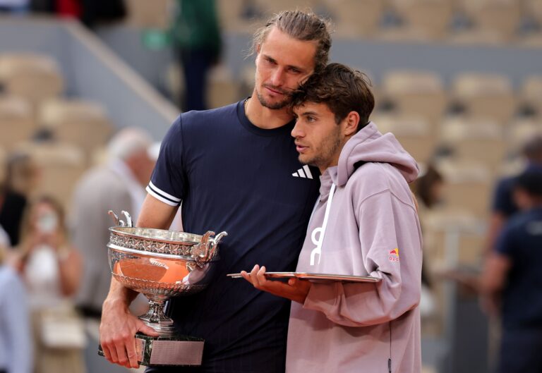 Alcaraz deixa mensagens de parabéns a Zverev e Cobolli após final de Roland Garros
