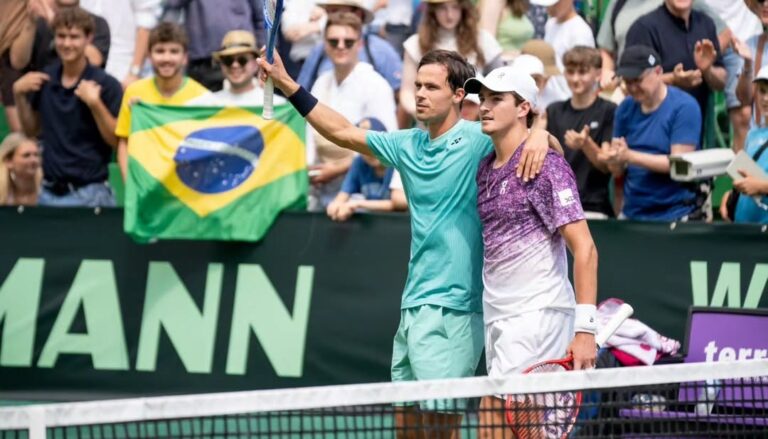 João Fonseca salva match point e alcança primeira final na grama nas duplas em Halle