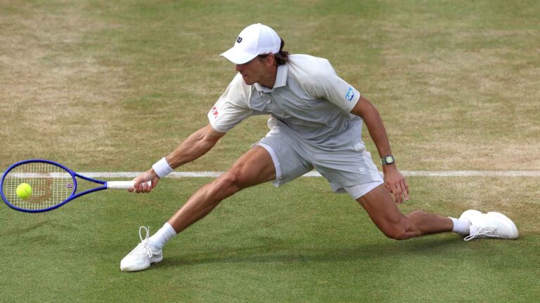 De Minaur despacha Shapovalov e segue para os ‘quartos’ no Queen’s Club