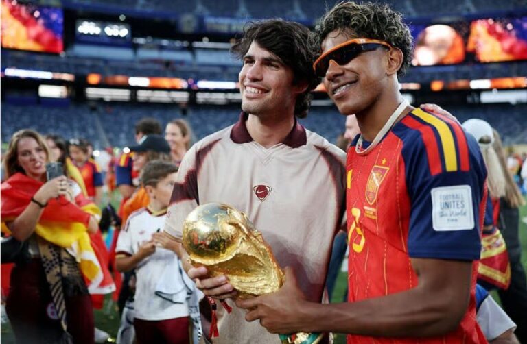 Alcaraz foi figura na final do Mundial e celebrou com Yamal (e com a taça)