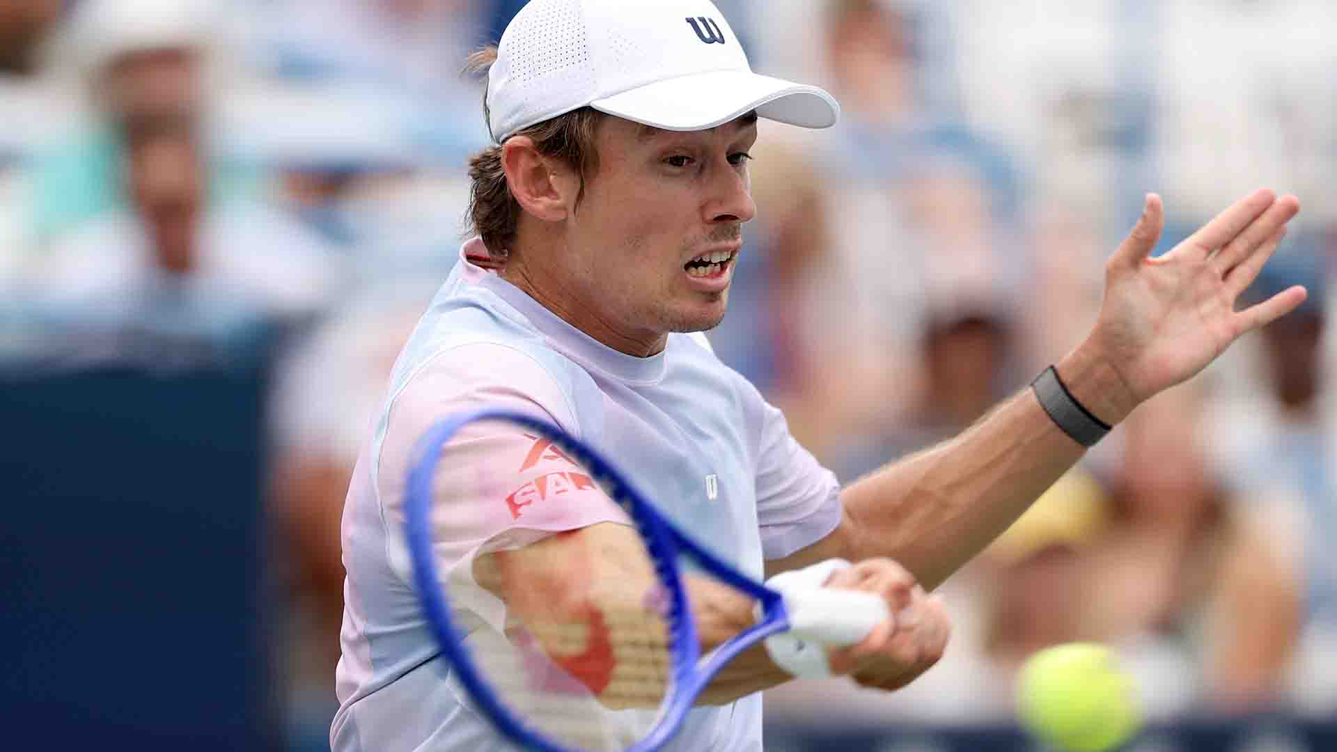 De Minaur bate Tsitsipas no início da defesa do título e marca duelo com filho de Hewitt em Washington