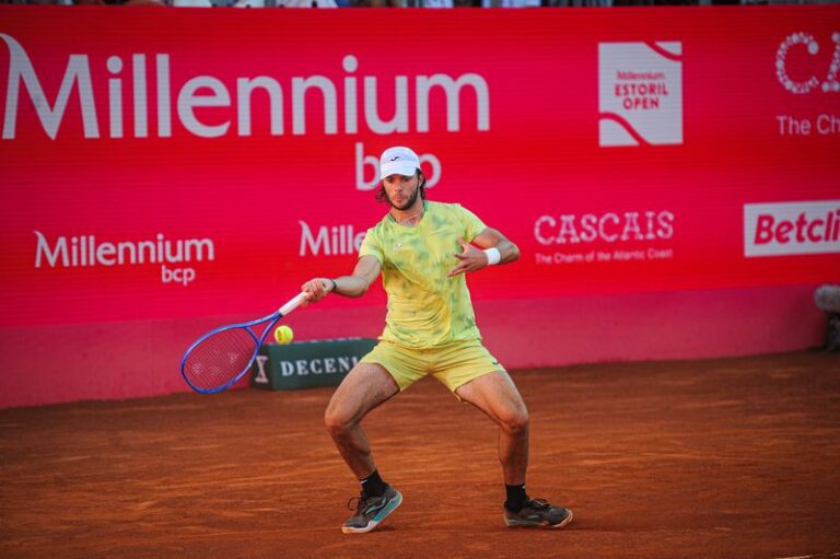Jaime Faria vence pela primeira vez no quadro principal do Estoril Open e avança para os ‘oitavos’