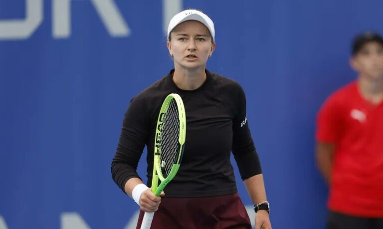 Krejcikova vence pela sétima vez seguida e está nos ‘quartos’ em Praga