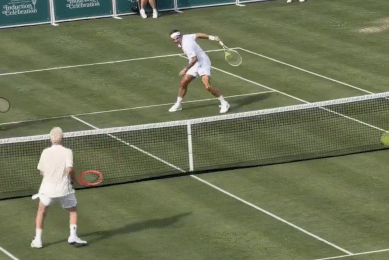 [VÍDEO] Federer voltou a jogar em relva… e fez isto