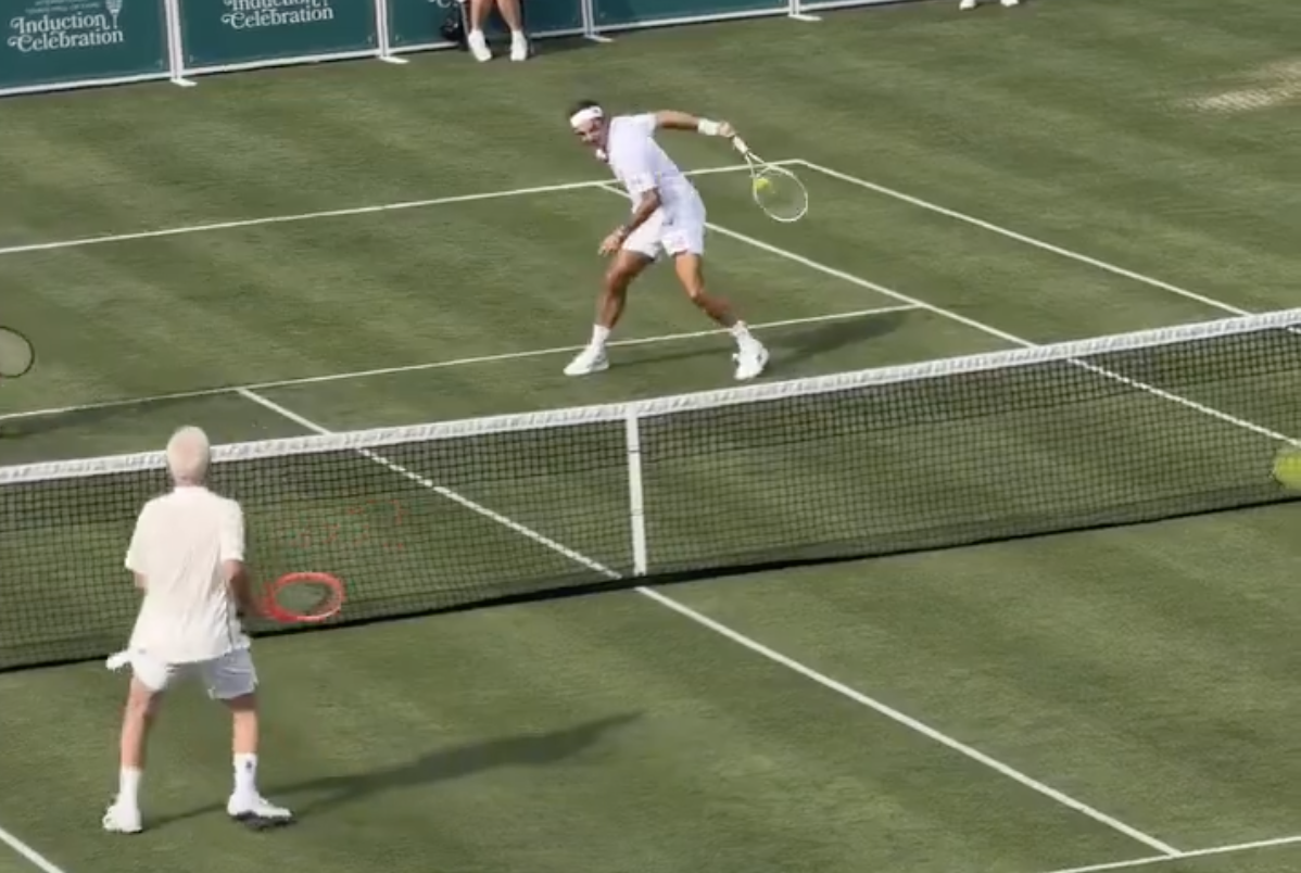 [VÍDEO] Federer voltou a jogar em relva… e fez isto