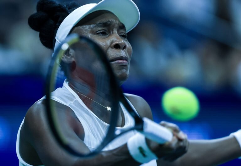 Venus atira-se à organização do US Open por ter entrado em court depois da meia noite