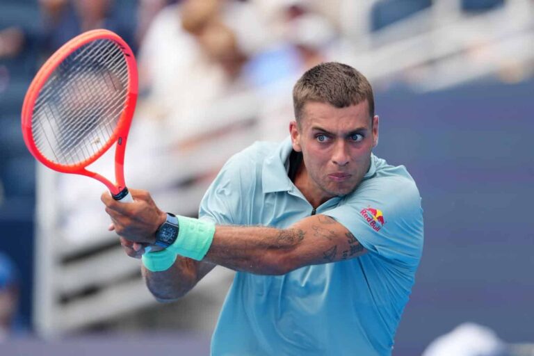 Cobolli celebra reviravolta incrível em Cincinnati, De Minaur foge de nova surpresa