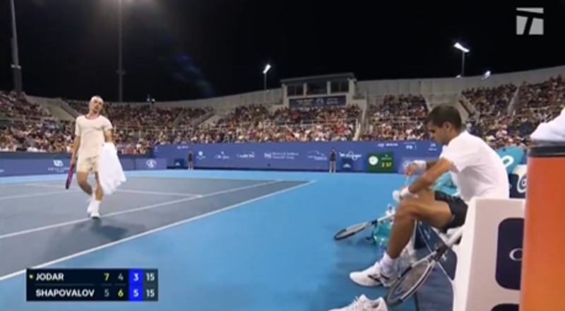 [VÍDEO] Shapovalov irritou-se com pausas de Jódar devido às sapatilhas na fase final do encontro