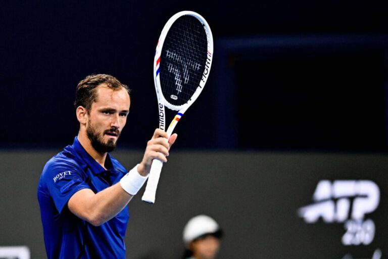 Medvedev e Rublev avançam para as meias-finais em Hangzhou