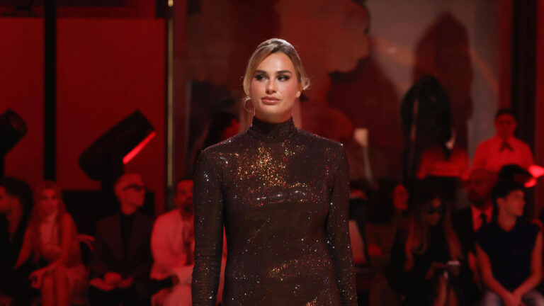 Sabalenka e Musetti dão show na Fashion Week de Milão: italiano desfilou… com Jennifer Lopez