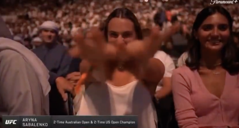 Sabalenka troca a raqueta pela UFC antes das WTA Finals e protagoniza momento insólito
