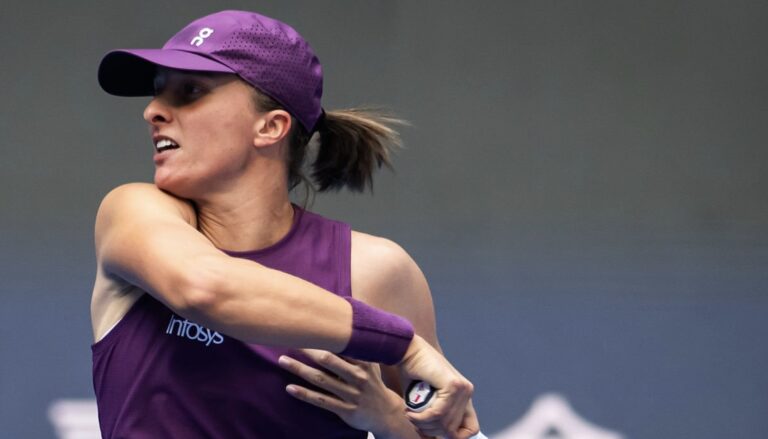Gauff sofre e Swiatek passeia rumo à 3.ª ronda em Pequim