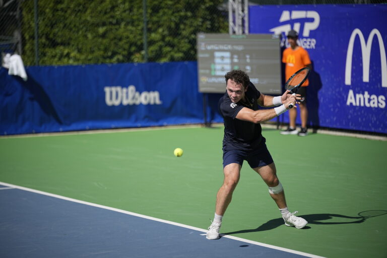 Iñaki Montes-De La Torre volta a vencer e garante finalista espanhol no Porto