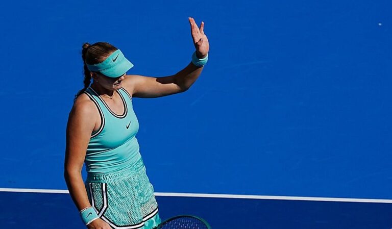 Mirra Andreeva arrasa em Pequim e está nos oitavos de final
