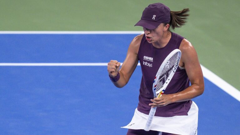 Swiatek domina rumo às meias-finais em Wuhan e pressiona Muchova na corrida para as WTA Finals