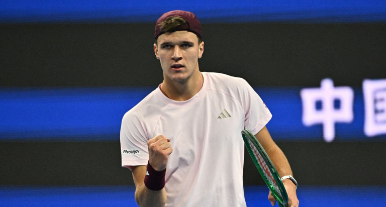 Mensik arrasa e Khachanov resiste a batalha de 3h30 em Xangai