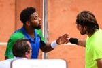 Fils e Tsitsipas tiveram conversa tensa à rede mas francês garante: «Foi tudo uma brincadeira»