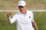 Aí vamos outra vez! Sinner arrasa Djokovic e reencontra Alcaraz na final de Wimbledon