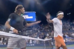 [VÍDEO] Tsitsipas descontrola-se junto à rede após perder com Altmaier