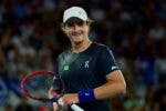 INCRÍVEL! Fonseca bate Tsitsipas em duelo dramático e coloca Brasil nos qualifiers da Taça Davis