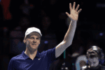 Sinner bate Djokovic em 62 minutos e marca duelo com Alcaraz na final do Six Kings Slam