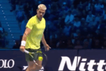 [VÍDEO] Alcaraz dá show com winner de esquerda... a uma mão nas ATP Finals