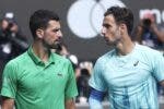 SURREAL: Musetti lesiona-se quando dominava Djokovic e o sérvio avança no Australian Open